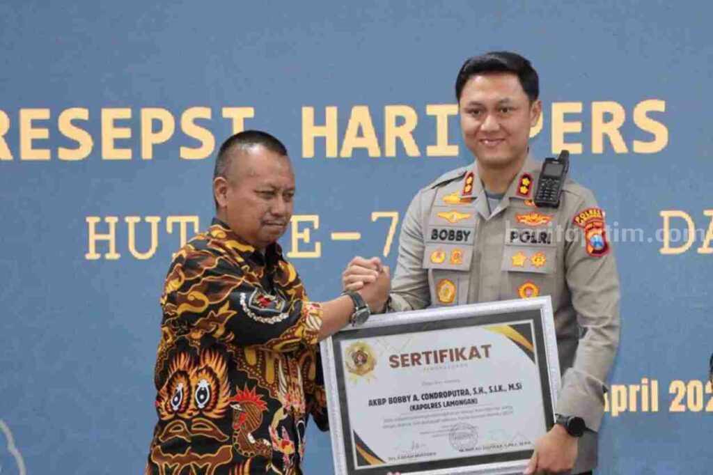 Terima Penghargaan dari PWI Lamongan, Kapolres : Kami Berbenah dan Tingkatkan Pelayanan Foto Berita Jatim