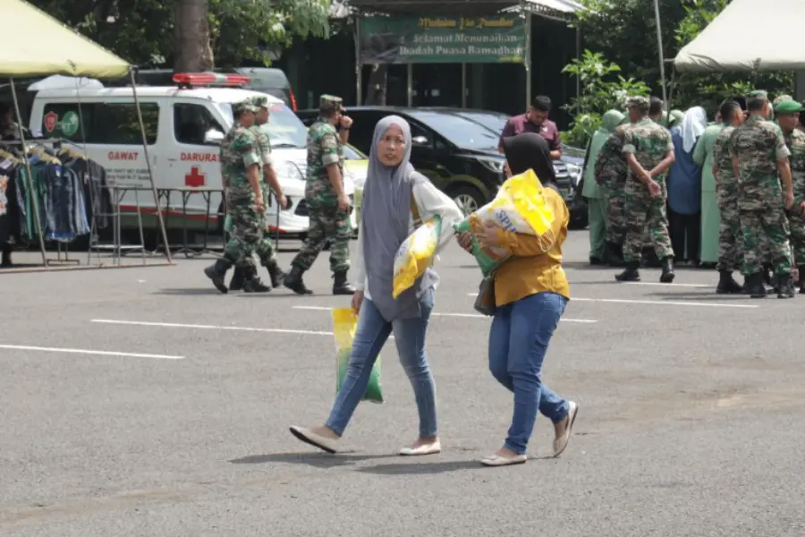 Antusiasme Tinggi Warnai Bazar Murah Ramadhan di Lapangan A Yani Surabaya Foto Berita Jatim