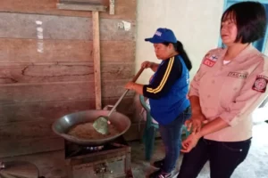Dapur Umum Kemensos Bantu Pengungsi Korban Longsor Tana Toraja Foto Berita Jatim