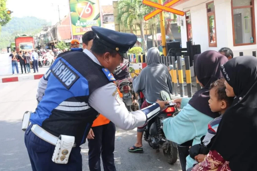 Jalur KA Tanpa Palang Pintu di Lumajang Dijaga Khusus Petugas Dishub Foto Berita Jatim