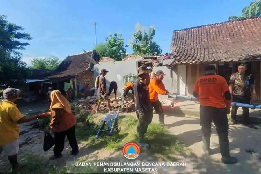 Rumah Roboh di Magetan, Bocah 10 Tahun Tertimpa Reruntuhan Foto Berita Jatim