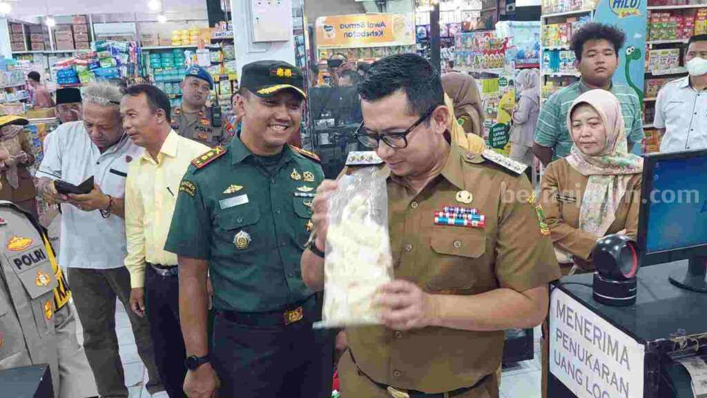 Sidak, Pj Wali Kota Mojokerto Temukan Produk Terindikasi Boraks di Supermarket Foto Berita Jatim