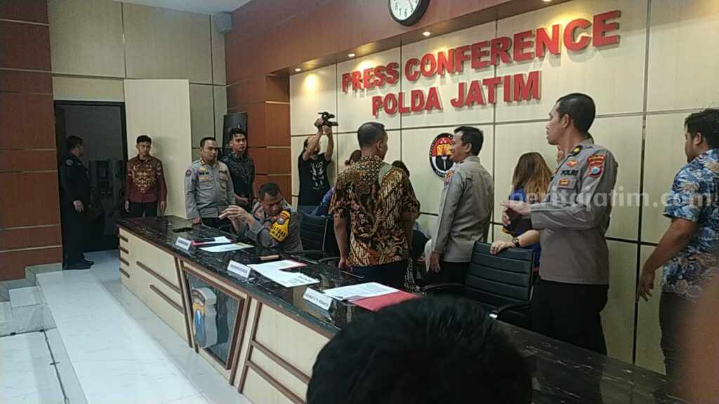 Selebgram Tersangka Penipuan Pingsan saat Pers Rilis Foto Berita Jatim