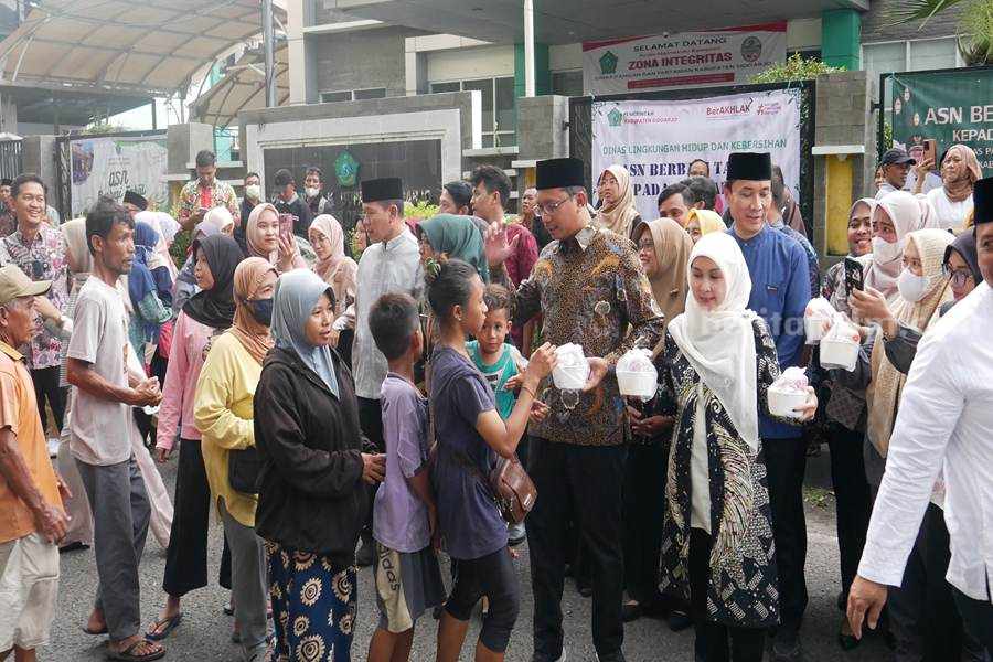 Bagikan 15.000 Takjil Gratis, Gus Muhdlor Berharap Keberkahan Selalu Untuk Sidoarjo Foto Berita Jatim