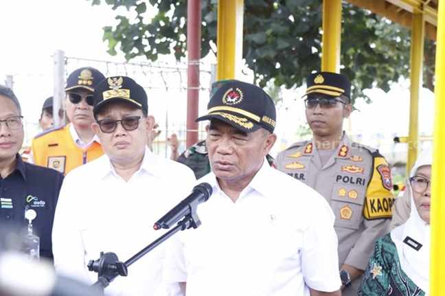 Menko PMK Minta Bantuan TNI AL Urai Arus Mudik di Pelabuhan Jangkar Situbondo Foto Berita Jatim