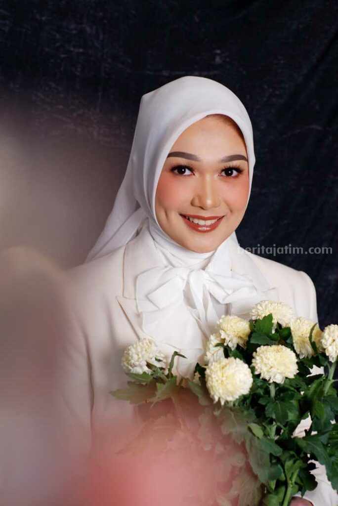 Influencer Cantik Regina Ayu Bagi-bagi Beras dan Alat Salat di Kampung Nelayan Foto Berita Jatim