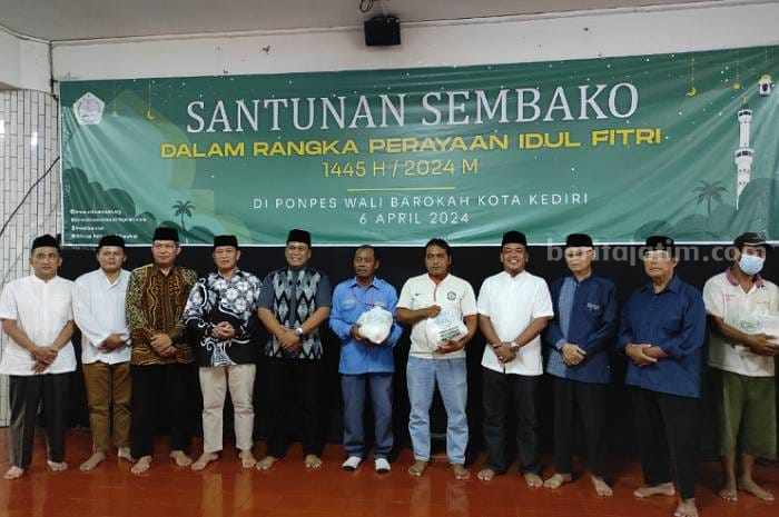 Ponpes Wali Barokah Kediri Bagi 700 Paket Sembako untuk Warga sekitar Foto Berita Jatim