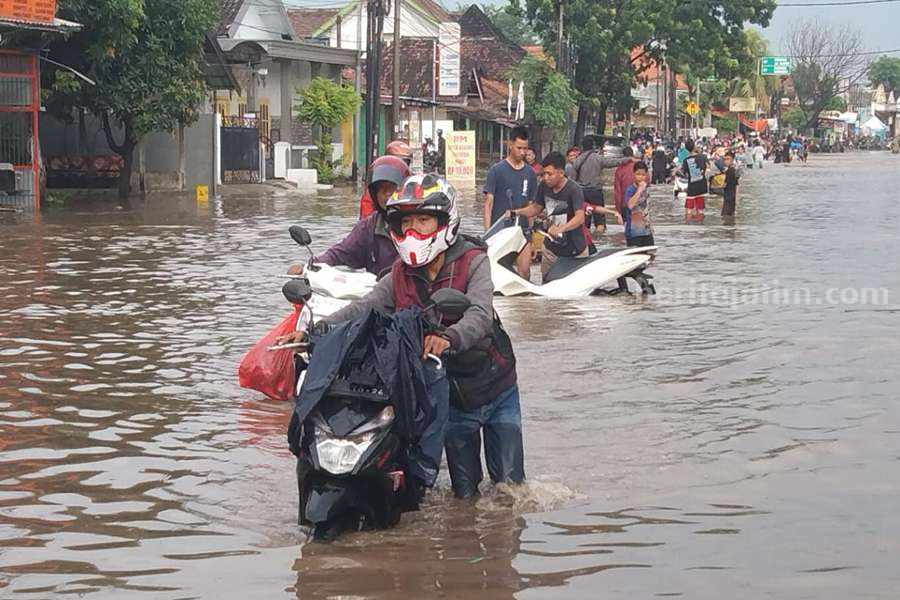 Banjir Lumpuhkan Jalur Pantura Pasuruan, Pemudik Terjebak Foto Berita Jatim