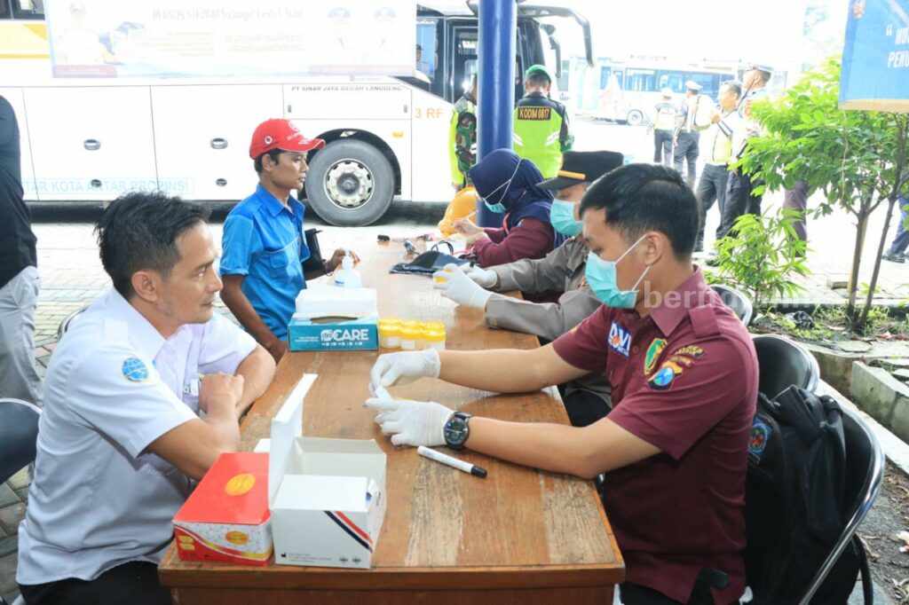 Cegah Kecelakaan, Puluhan Sopir Bus Jalani Tes Urine di Terminal Bunder Gresik Foto Berita Jatim