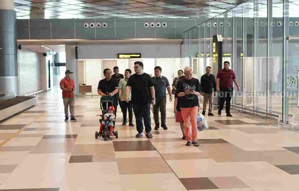 Lebaran ke-2, Bupati Kediri Dampingi Menseskab Tinjau Bandara Dhoho Foto Berita Jatim