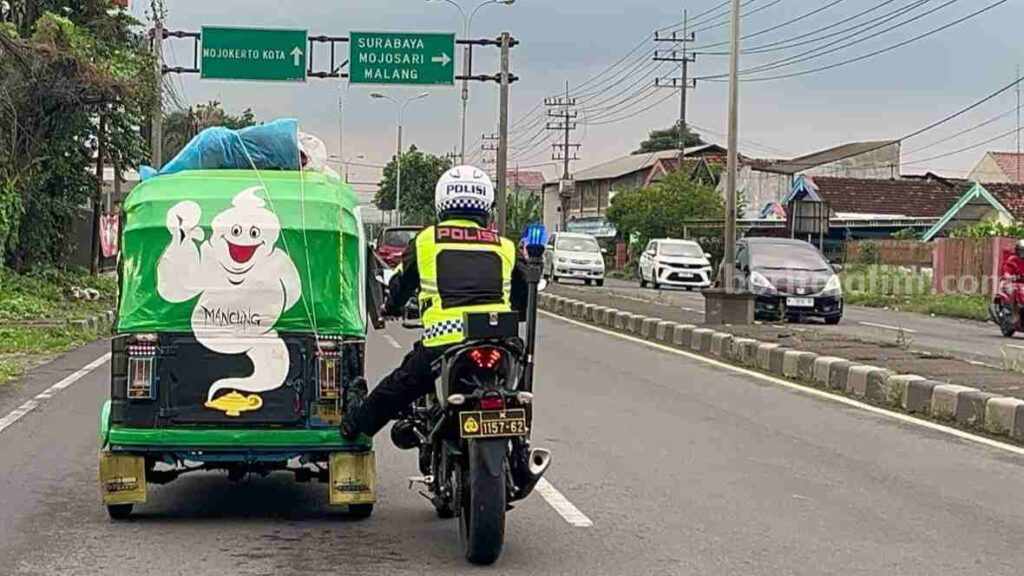 Bajaj Pemudik Asal Jakarta Mogok, Polisi di Mojokerto Bantu Dorong Foto Berita Jatim