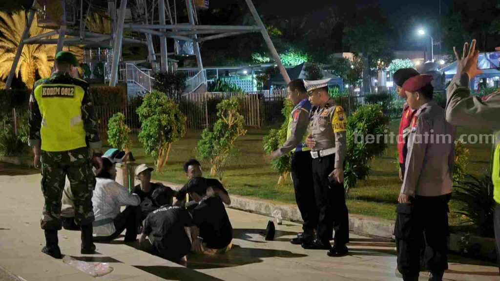 Cegah Kriminalitas, Anggota Pos Pam Polres Lamongan Aktif Gelar Patroli di Alun-alun Foto Berita Jatim