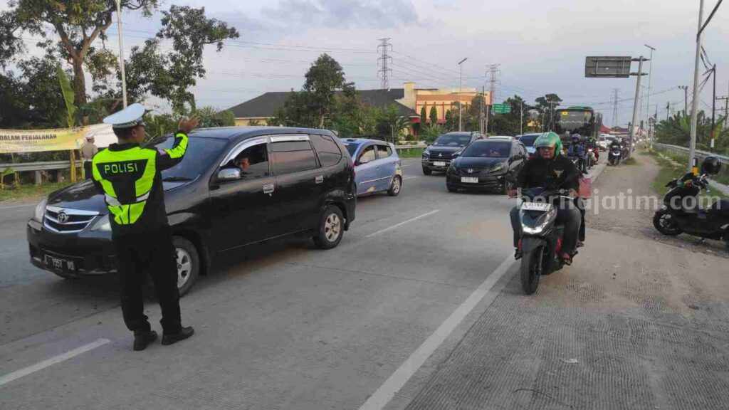 Jalur By Pass Mojokerto Padat Kendaraan Pemudik, Tim Pengurai Diterjunkan Foto Berita Jatim