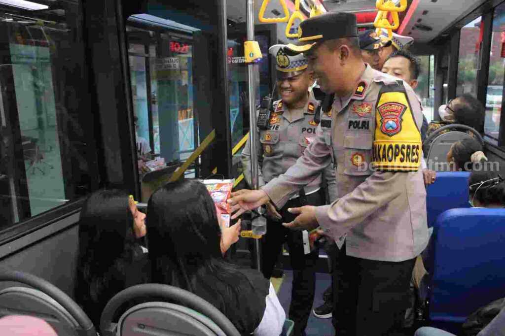 Wakapolres Mojokerto Bagikan Bingkisan Lebaran untuk Anak-anak Pemudik Foto Berita Jatim
