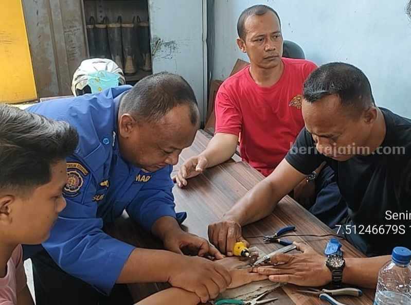 Cincin di Jari Manis Tak Bisa Lepas, Warga Mojokerto Minta Bantuan Petugas Damkar Foto Berita Jatim