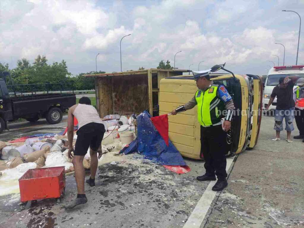 Truk Muat Cat Terguling di Tol Jombang – Mojokerto Foto Berita Jatim
