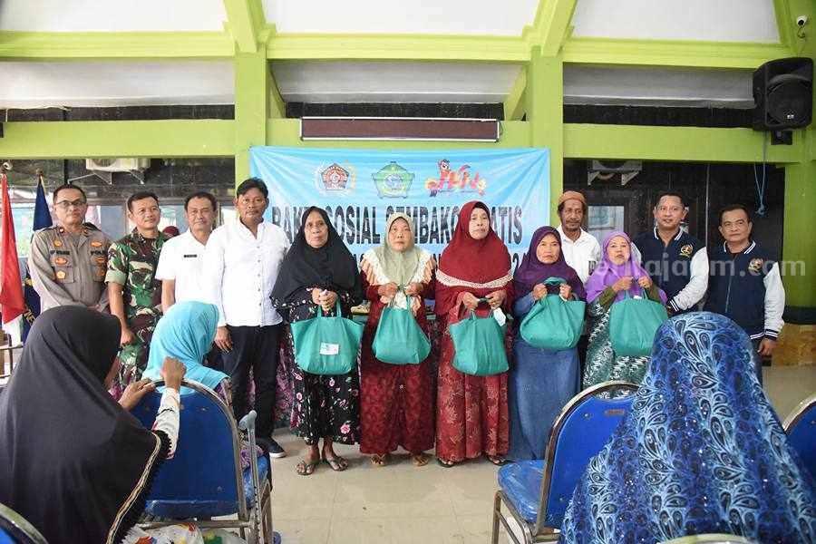 Peringati HPN 2024, PWI Sidoarjo Bagikan 150 Paket Sembako di Desa Terdampak Banjir Foto Berita Jatim