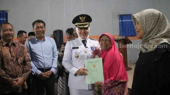 405 Pelaku UMKM di Pacet Mojokerto Terima Sertifikat Hak Atas Tanah Program Lintas Sektor Foto Berita Jatim