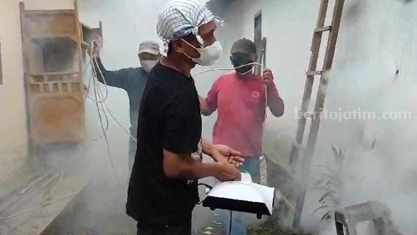 Wabah DBD Merebak, Relawan Pemuda Desa Pringu Malang Lakukan Fogging Mandiri Foto Berita Jatim