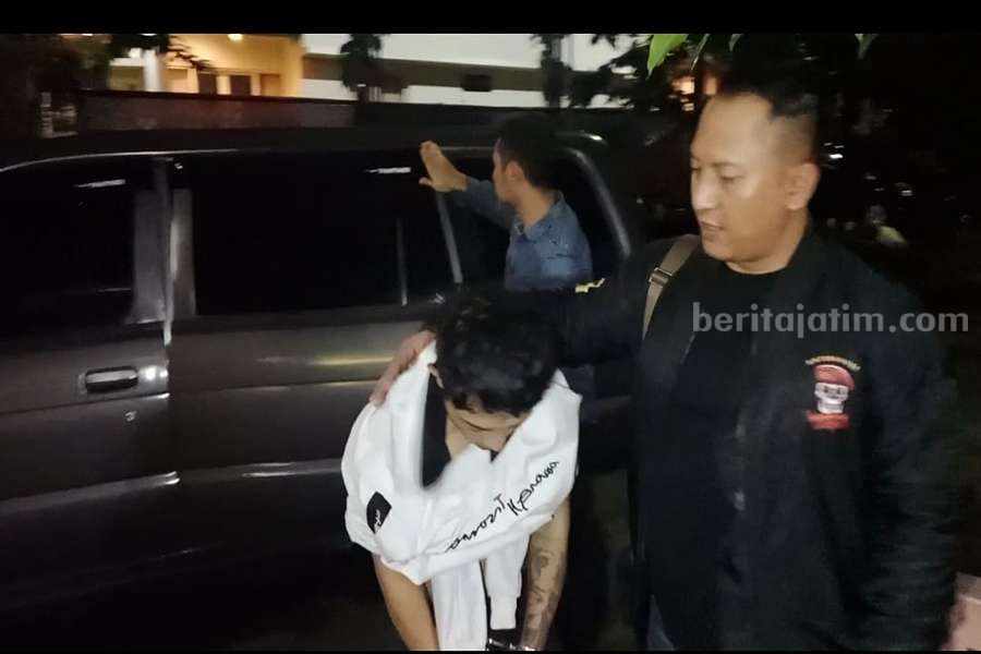 Bandit Curanmor Nangis Sujud ke Ibu saat Dijemput Polsek Sukolilo Foto Berita Jatim