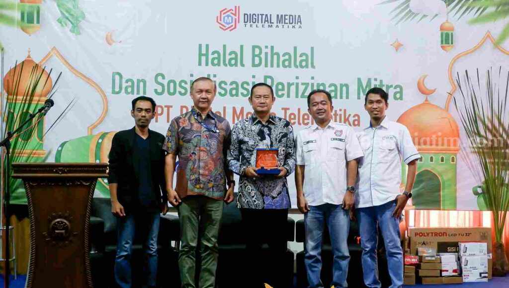 Bupati Lamongan bersama PT DMT Sosialisasikan Perizinan Guna Dukung Kebijakan Internet Positif Foto Berita Jatim