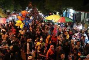 Tradisi Malam Selawe di Gresik Ditunggu Para Peziarah dan Pelaku UMKM Foto Berita Jatim
