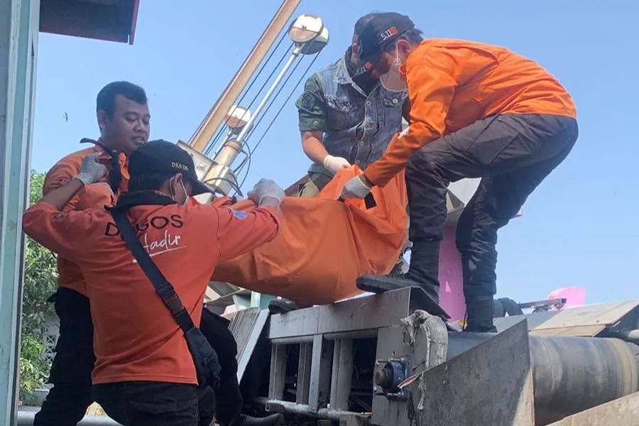 Jasad Nenek di Surabaya Tersangkut di Pintu Air Morokrembangan Foto Berita Jatim