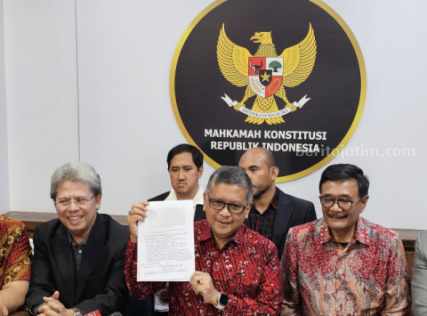 Megawati Serahkan Surat Amicus Curiae ke Majelis Hakim MK Foto Berita Jatim