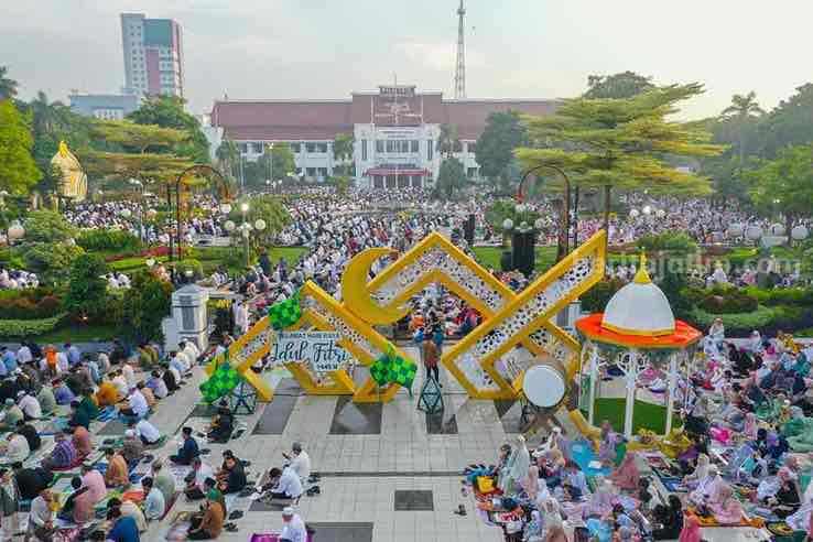 Ribuan Warga Surabaya Padati Taman Surya Balai Kota, Ikuti Shalat Idul Fitri Foto Berita Jatim