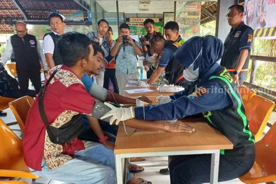 Polres Bojonegoro Gelar Tes Urin Bagi Awak Bus di Terminal Rajekwesi Foto Berita Jatim