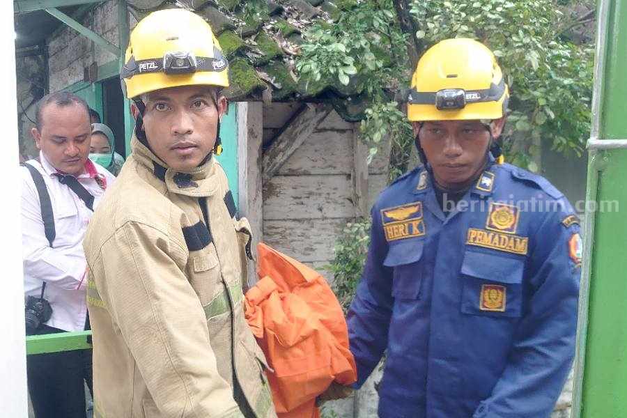 Jasad Perempuan yang Dijaga Anjing Berhasil Dievakuasi Foto Berita Jatim
