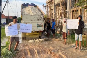 Warga Desa Jeruk Porot Sampang Swadaya Perbaiki Jalan Rusak Foto Berita Jatim