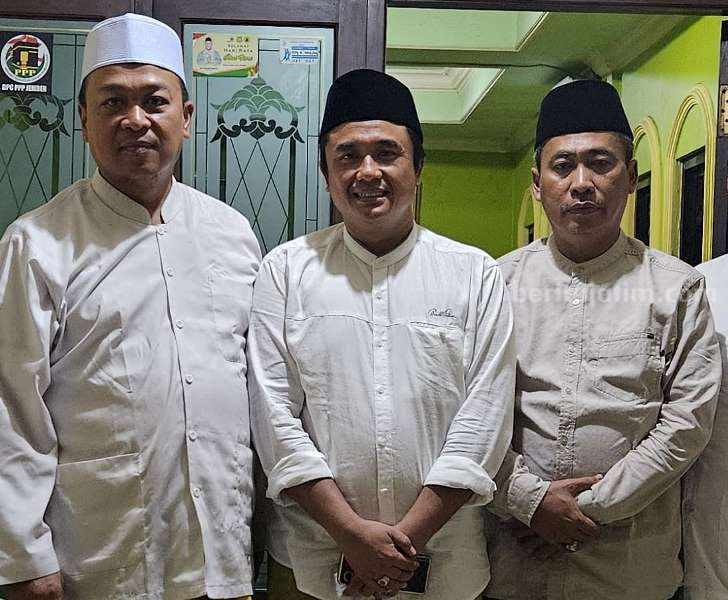 Pulang Umrah, Ketua PPP Jember Bahas Pilkada dengan Golkar dan PAN Sambil Mengudap Martabak Foto Berita Jatim