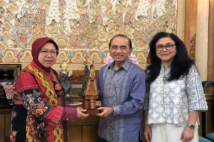 Mensos Risma Rayakan Lebaran di KBRI Paris dan Promosikan Produk Ekonomi Kreatif Foto Berita Jatim