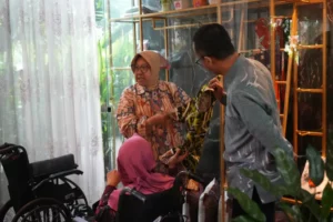 Mimpi Leni Terwujud dengan Kursi Roda Elektrik dari Mensos Risma Foto Berita Jatim
