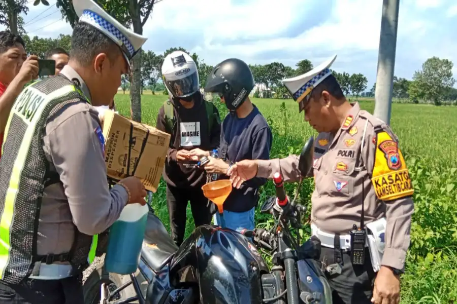 Polisi Lumajang Berikan Bensin dan Tambal Ban Gratis Bagi Pemudik Foto Berita Jatim