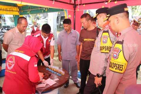 Mendadak, Polres Sumenep Tes Urine Sopir Bus di Terminal Arya Wiraraja Foto Berita Jatim