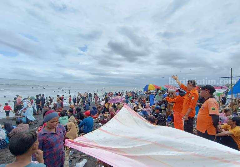 Relawan BPBD Jember Bawa Kantong Jenazah Tertibkan Pengunjung Pantai Paseban Foto Berita Jatim