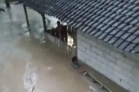Banjir Bandang Terjang Madiun, 53 Rumah Rusak dan 10 Warga Dievakuasi Foto Berita Jatim