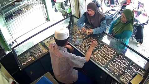 Dua Emak-emak di Sumenep Terekam CCTV Curi Emas, Disembunyikan di BH Foto Berita Jatim