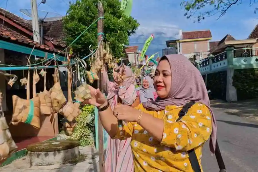 Ribuan Ketupat di Kampung NU Magetan, Boleh Dimakan dan Dibawa Pulang Gratis Foto Berita Jatim