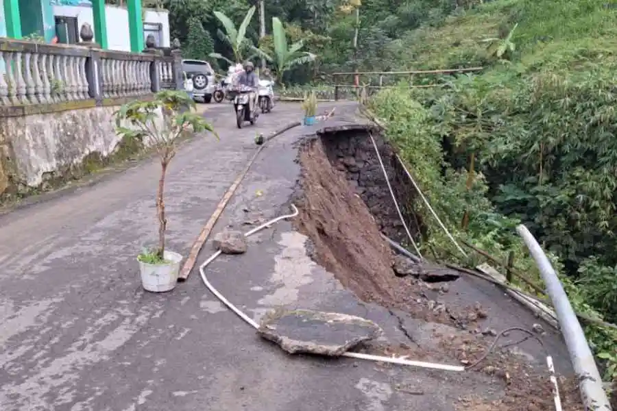 Hujan Deras Picu Longsor di Magetan, Warga Terisolasi Foto Berita Jatim