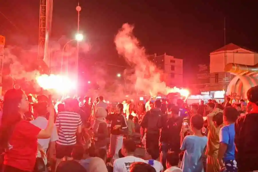 Penonton Nyalakan Flare, Nobar di Kartonyono Ngawi Nyaris Ricuh Foto Berita Jatim
