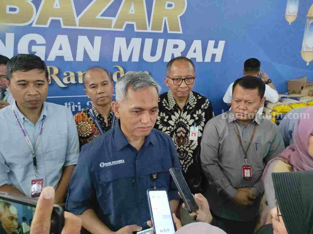 Warga Kediri Serbu Bazar Murah dan Penukaran Uang Baru di GOR Jayabaya Foto Berita Jatim