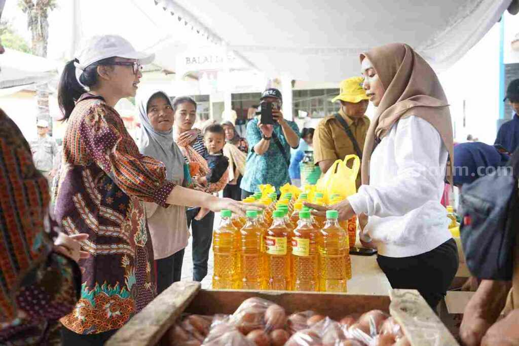 Mbak Cicha Pimpin Kegiatan Pasar Murah dan Pembagian Suvenir di Kediri Foto Berita Jatim