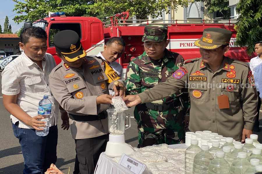 Polres Tuban Musnahkan Hasil Operasi Ratusan Arak dan Narkoba Foto Berita Jatim