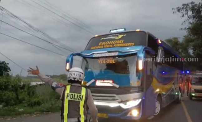Nekat Ngeblong di Jalur Macet Jombang, Dua Bus Digiring ke Sawah Foto Berita Jatim