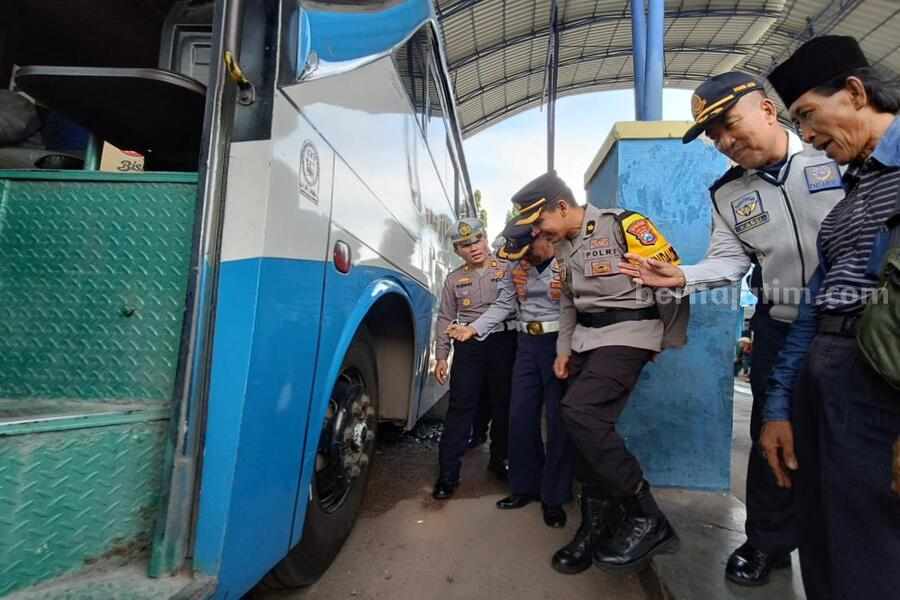 Polisi bersama Dishub Periksa Armada Bus dan Sopir di Situbondo Foto Berita Jatim