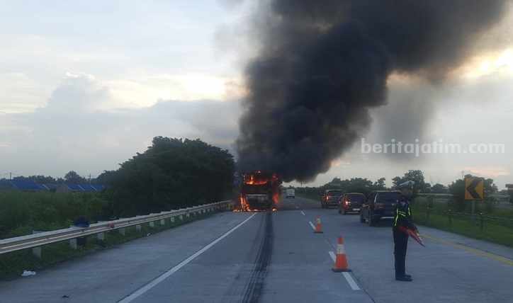 Kronologi Terbakarnya Bus Pahala Kencana di Tol Jombang-Mojokerto Foto Berita Jatim