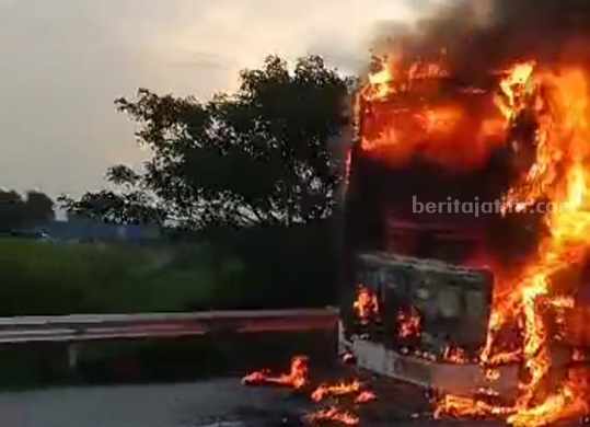 Bus Terbakar Hebat di Tol Jombang-Mojokerto Foto Berita Jatim